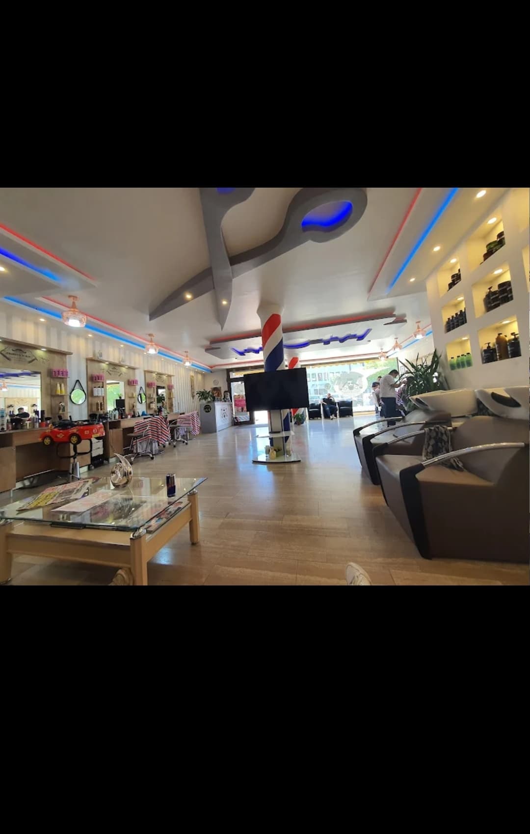 Friseur Paris – Hauptraum mit Barber Pole
